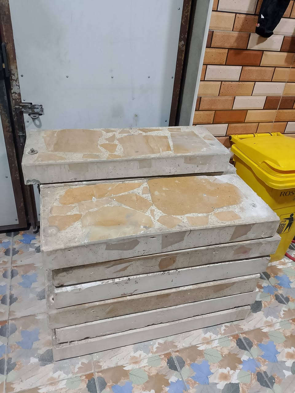 السلام عليكم بايات للبيع عرض 35سم
وطول 90سم 
العدد:13 باية
+قطعه 90×90 سم 
 رقم لهاتف:***********
مكان بغداد.
