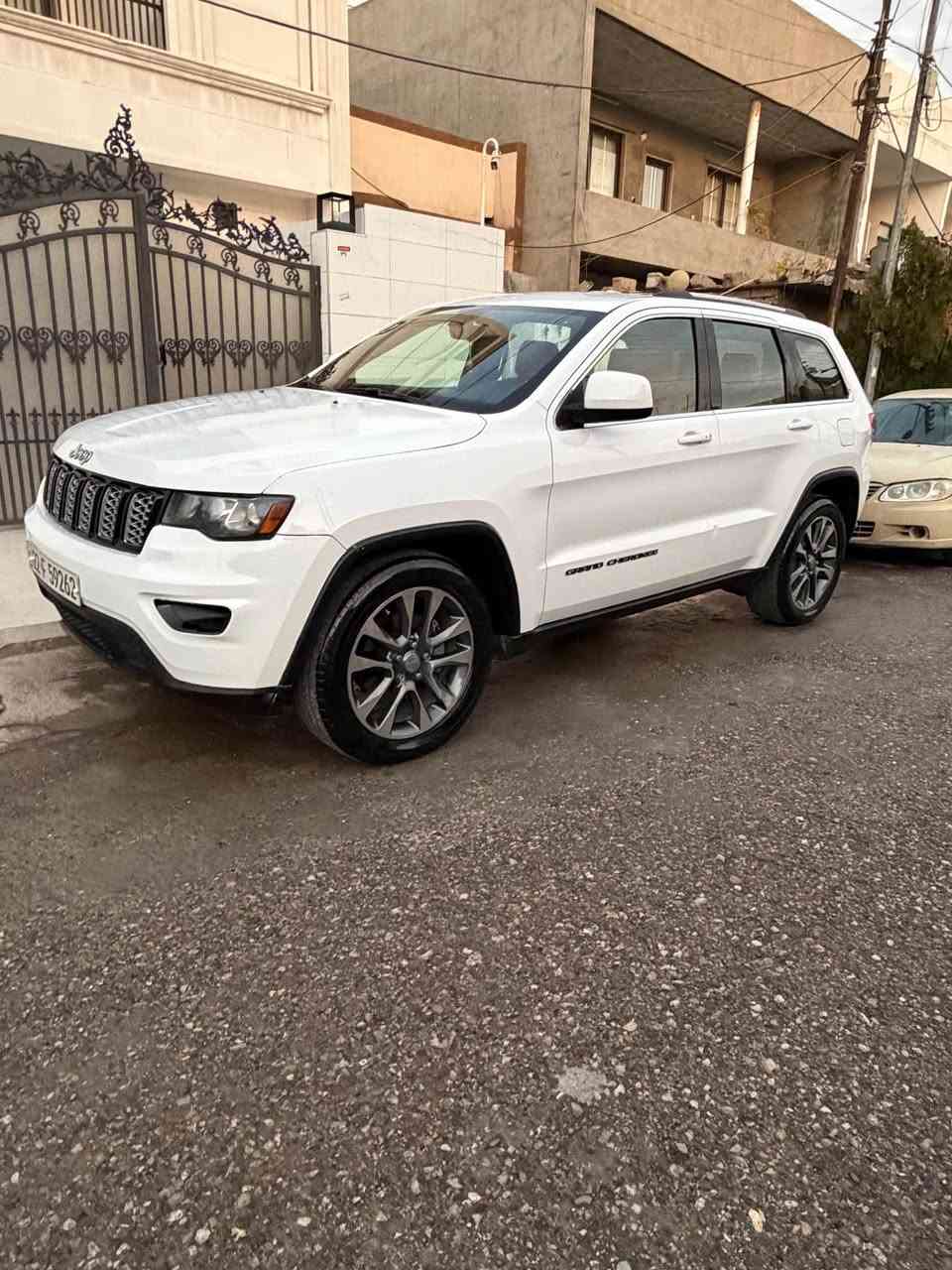 Jeep laredo 2017 /جيب لاريدو  2017 
فول ماسةفات تةنها سلايت نيه زور خاوينه بى مةسرةفه ئيدامةى كامل لةسةر كرايه 2 پارچةى هةيه بى ژورى بى شاسى دةعمى زور بةسيته ئيرباگ سيستم بةناو كردونو تةحويل بةشةرت له هةوليرم
***********

جيب 2017 لاريدو 
فول مواصفات ماعدة الفتحة كلش نضيفة و حلوة عليها ادامه كاملة بيها قطعتين بدون دواخل بشرط حادثها كلش بسيط تحويل بشرط مكانها اربيل
*********** أربيل, العراق
