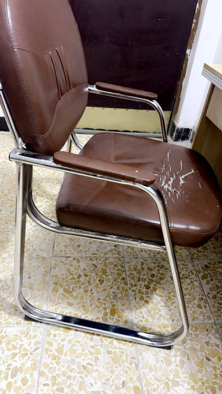 سلام عليكم 
ميز وكرسي مال دراسه للبيع سعر  ٤٥ 

وذا فقط الميز سعرة يكون ٢٥ للتواصل ***********
