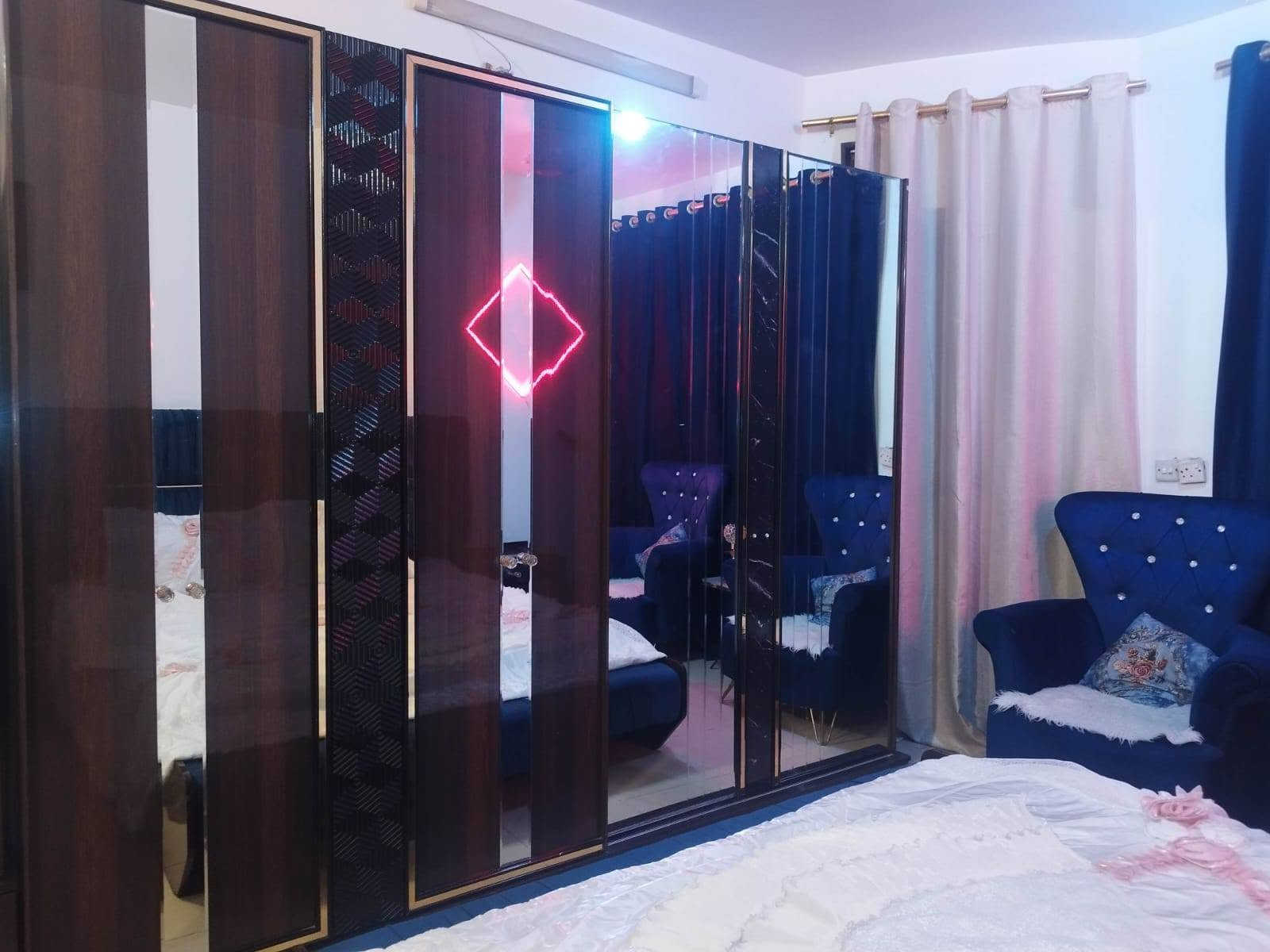 غرفه تركيه نضافته 100/100مابيه اي ضرر مودرن خشب درجه اولى هيه وتخم مالته  مكانه بغداد   استفسار على رقم التليفون ***********
