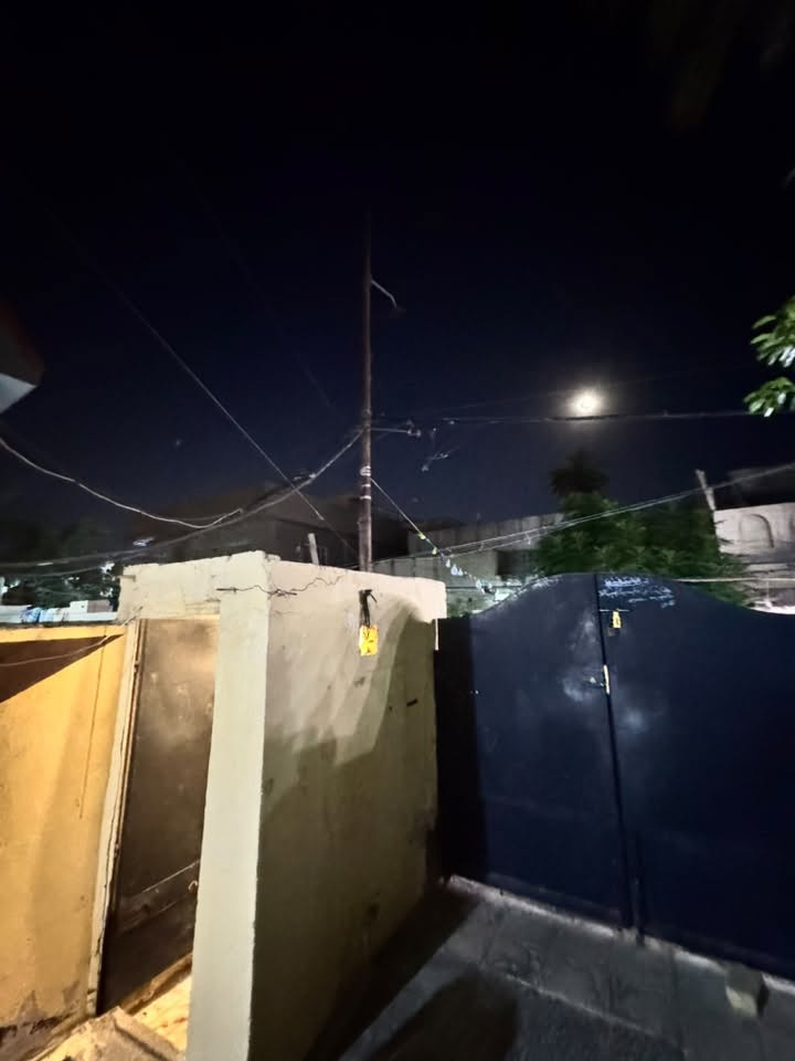 بسبب الوعد الكاذبه وامسح المنشور جايك وراح اشتري المهم نعيد النشر
دار للبيع في منطقة المشروع مقابل المدينة الطبية شارع صيدليه المحافظه  مساحة الدار ١٧٠م بناء قديم نضيف جداً قابل للسكن متكون من غرفه وهول واستقبال وصحيات داخليه وخارجيه وحمام ومطبخ 
#للاستفسار  الاتصال ***********
