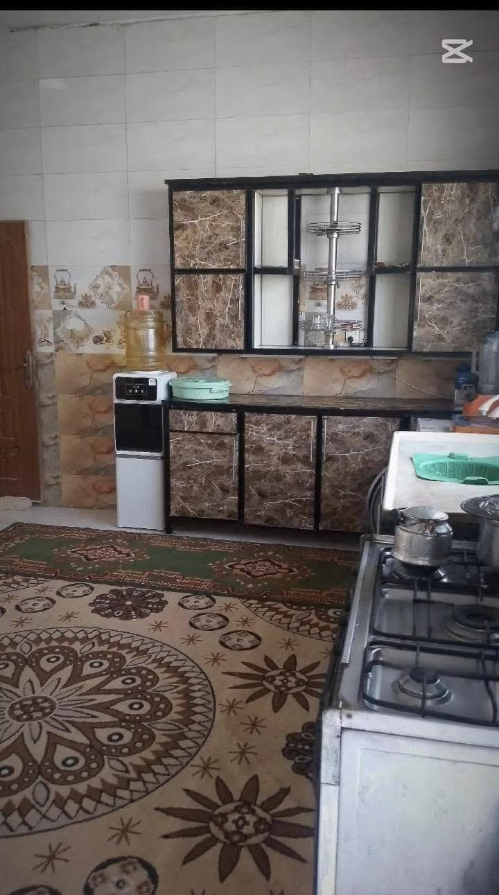 السلام عليكم بيت 200 متر زراعي مرقم من قبل البلدية مكانة حكيم مقابيل الدبية قريب تبليط الدبية متكون من غرف نوم عدد 2 وصالة كبيرة ومطبخ واستقبال صحيات داخلية وخارجية  وبيتونة كبيرة مغلف الصطح بعازل الايزوكام وترك  نضام (L) بنيان سنة 2021 بتلو طابوق عالي عن الشارع البيت كلة طاوبق والسكف صب مسلح  السعر 50 الاستفسار متواجد خاص او اتصال
*********** متواجد واتساب
