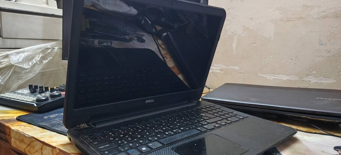 سلام عليكم ورحمة الله وبركاتة لابتوب عدد 2 اول وحده سامسونك وثانيه دل نضيفات فقط يحتاجلهن بطاريات بطارياتهن تعبانات الاستفسار اتصل على الرقم ***********
