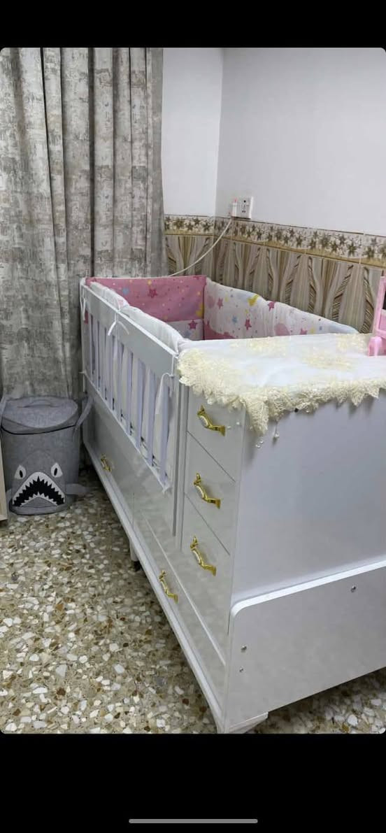 سرير 👶 طفل 
سرير طفل لحد عمر 5 سنوات أخو الجديد استعمال أيام  كربلاء 
حي السلام سعر 130 وبيه مجال وهذا مو سعره بس لأن مظطره ع بيعته لأن جديد التحب تشتريه تتفضل خاص
