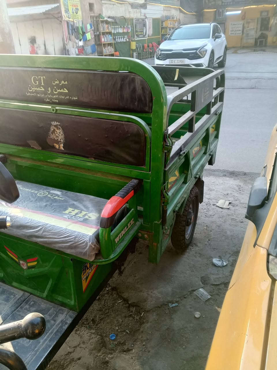 للبيع دراجه شحن للبيع اخت جديده بطاريات سته جدد تخم تاير جديد كهربائيات كلها شغاله اي نقص مابيها مكانها بغداد السعر مليون...***********
