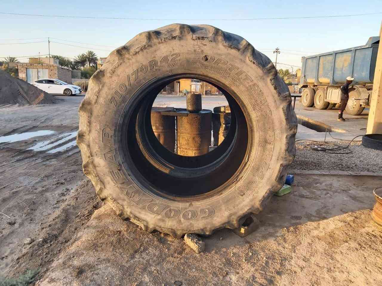 للبيع تايرات نيو هولند حجم 42  70  710   اتصال ***********
