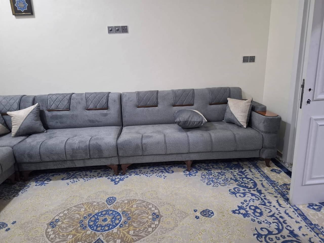 من رخصة ألادمن
عيني تخم ديوان كورنر ٢٠ طول ١٤ متر  تفصال بمعنى الكلمه درجه اولى جديد شغل معمل احنه مشتغليه
 موديل ابو الطبله لون رصاصي بيه قنفتين مفصوله مع زاويه وحده مثل ماموضح بالصور يوصلك اي اختلاف عن تفاصيل يرجع سعره مليون وربع بيه مجال بسيط بس شراي يتصل *********** متوفر واتساب أو مراسله الخاص
