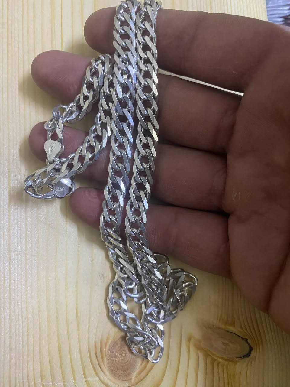 زنجيل إيطالي جديد ٥٢ غرام سعر الغرام ٤ ألف مكان مدينة الصدر رقم ***********
