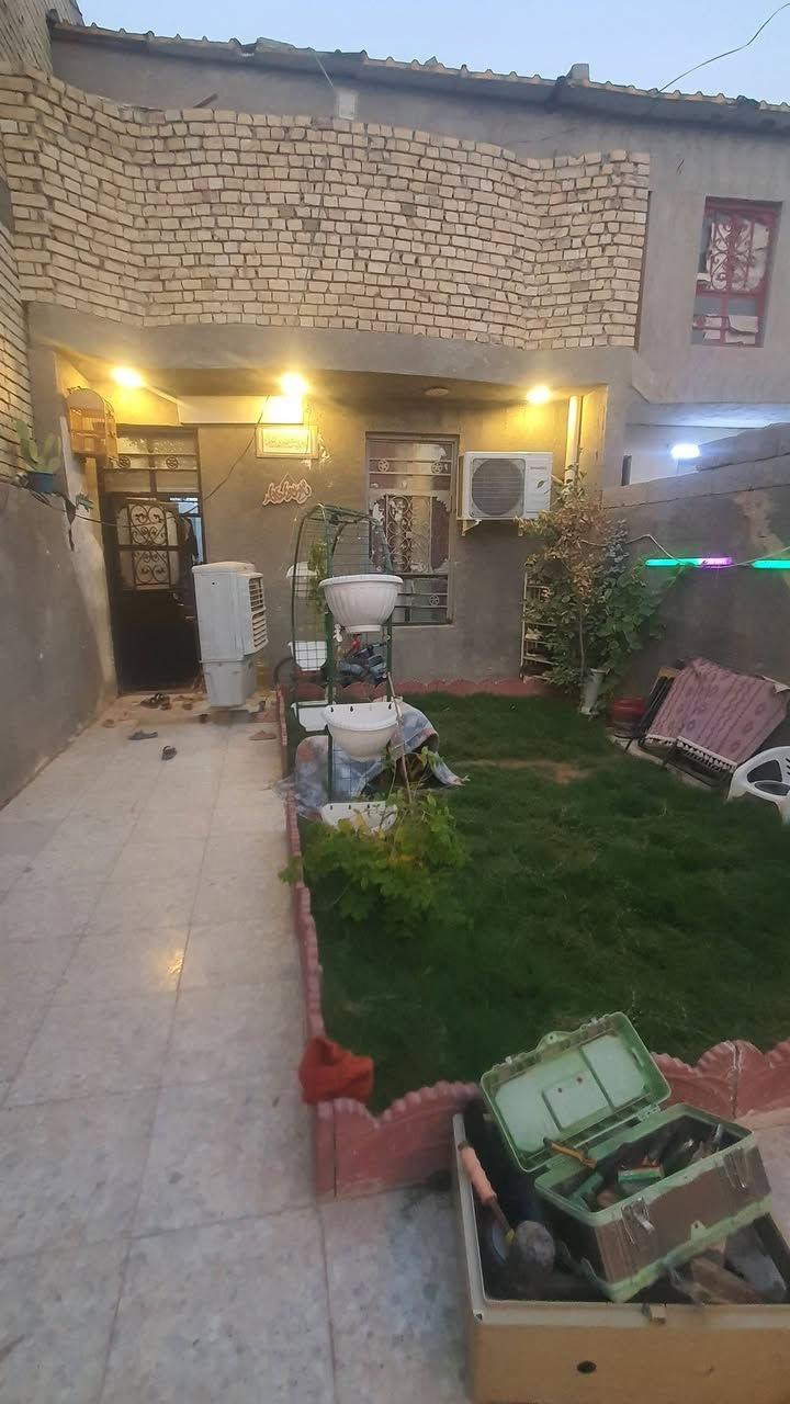 سلام عليكم بيت مساحته 100 5في 20 يم مولده احمد السوداني يم طاقه بيت مرتب بي صاله جبيره وغرفه جبيره ومطبخ وغرفه طابق ثاني باقيه بس عل صب نقص ستقبال فقط سعره 35 وبي مجال تصال ***********
