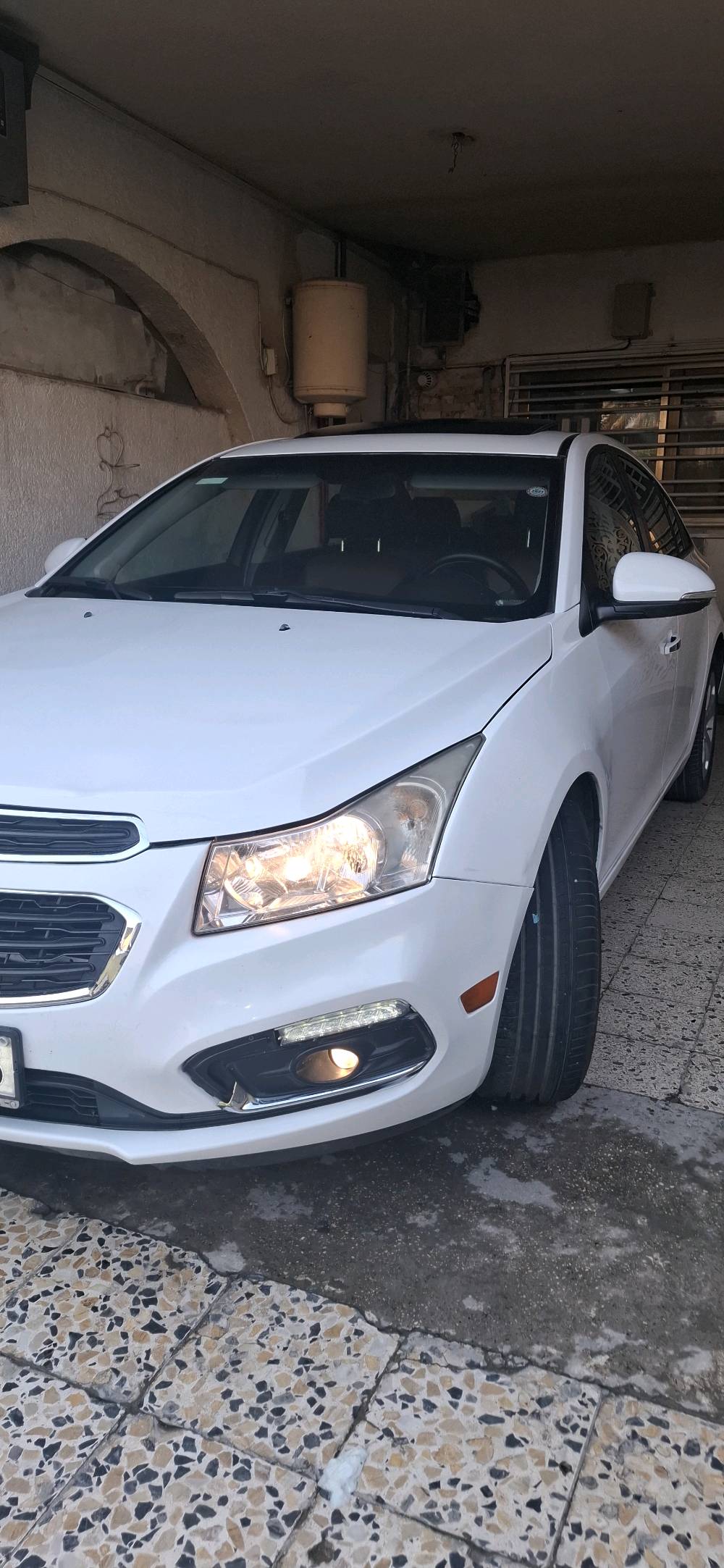 شوفر ليت كروز   فول  ٢٠١٦ 
خليجي السيارة جاهزة من كلشي رقم سليمانيه باسمي مكانها بغداد والسونار موجود بالصور 
رقمي ***********
شنو فئة الكروز بالضبط؟ يعني LT لو LS لو غير فئة، وشنو سعة المكينة/القير؟: 
 محرك 1800 LT
شكد ممشايتها الفعلي، وهل عدها صيانة حديثة أو تبديل قطع مهمّة مثل الزيت، الكلاتش/الكير أو البطارية؟: 
140
هل السيارة بيها أي صبغ/رش/حوادث أو ضربات سابقة غير مذكورة، وإذا نعم وين مكانها؟: 
جاملغ صبغ
شنو وضع المكيف، الماكينة، القير، والعفشة؟ هل كلشي شغال طبيعي وما بيه أصوات أو ملاحظات؟: 
مكينه كير تبريد دواخل كلها نضيفة
مكان المعاينة وين بالضبط ببغداد، وهل السعر قابل للتفاوض لو ثابت؟: 
بغداد .. الدورة 