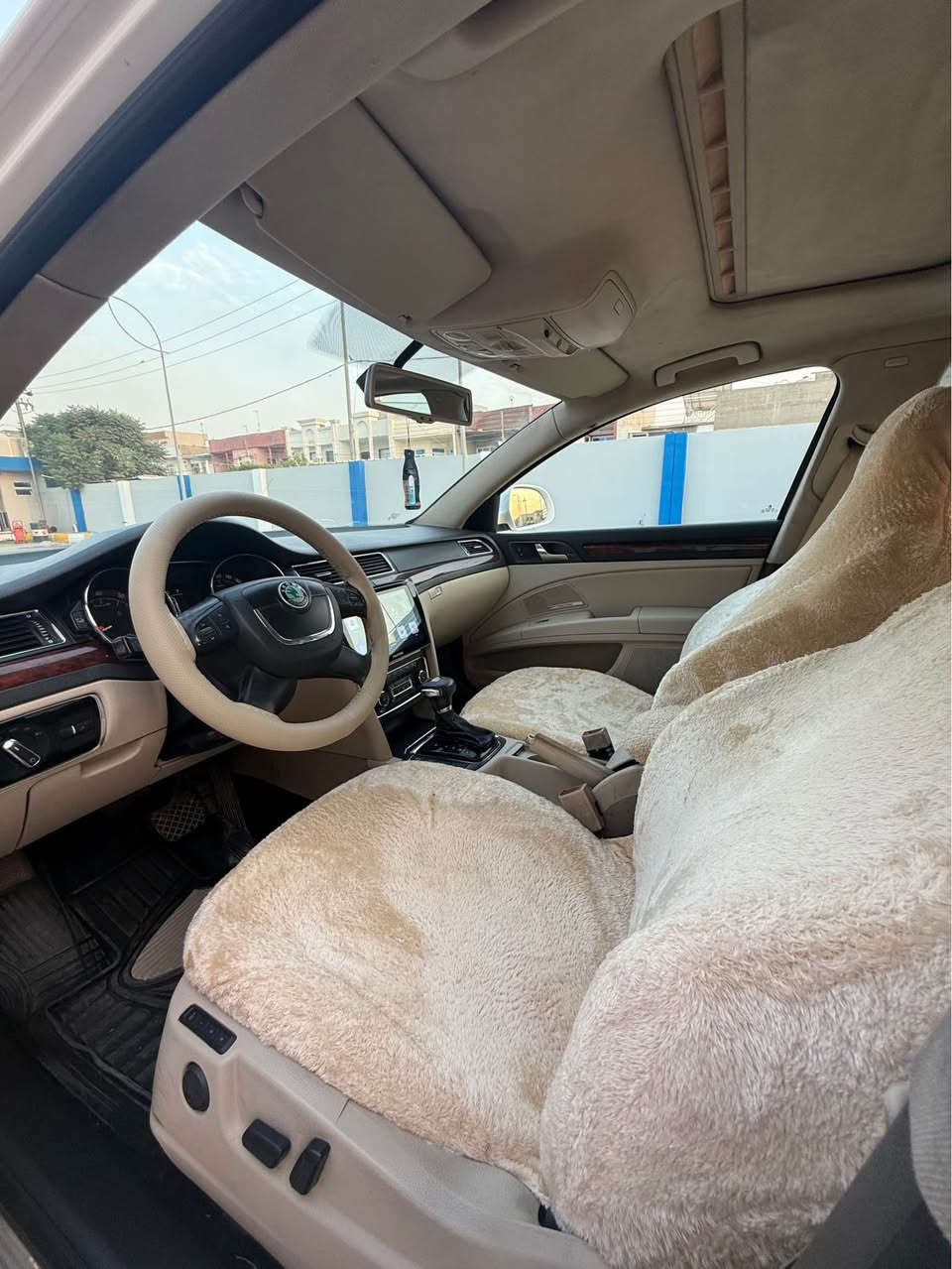 (***********) واتس ئاپى لەسەرە

Skoda super B 2012

خەليجى سفرى ئێرەیە و قەپات مواسەفات

(نرخى ٥٥ سافی  ١٧ خرامەی لەسەرە لەسەر کڕیار)

سەیارەکە ١ پارچەو نیوی سبوخه
بێ ناوگرتن بێ ئێڕباگ بە شەرت 

مه كينه ٢.٠ تۆڕبۆی ٤ پستۆنە 
٦ گێڕی مەرخوبە 

گێڕ و مەکینە و کارەبای بە شەرت 

سەنەوی بەسەرچووە ١٧ وەرەقە خەرامەی لەسەرە 

سەیارەکە بە ناوی خۆمە بە شەرتی وەکالەو تحویل دەی فرۆشم 

سەیاتەکە قەپات مواسەفاتە :- 
١-تۆماتیک 
٢-سلایت وە سلایتی تاقەشەمسیە بۆ زۆە شت بەکار دێت ئەو تاقە شەمسیە 
٣-کوشن هیتەر 
٤-سندوق بە دوو شێواز دەبێتەوە بە کاملی وە بەس سندوق 
٥-تحدید سورحە 
٦-ڤۆلیۆم 
٧-تراکشن 
٨-لایت حەدەسە زینۆن 
٩-فلجە ئەوتۆ 
١٠-هەر سێ جامی دواوە بیلاد پەردەیە 
١١- زۆر موقسەفاتی تر  

نرخيشى 55 سافی ١٧ خرامەی لەسەرە لەسەر کریار 

***********
سهیارەکە لە هەولێرە أربيل, العراق
