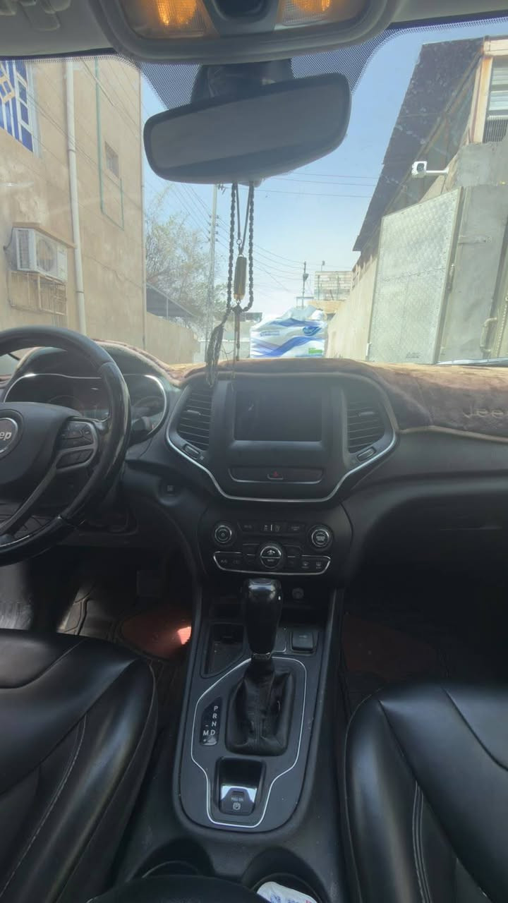جيب شيروكي ١٩
باسمي جاهزه من كلشي 
تبريد تايرات باتري جديد 
حادث بنيدومدكر حادث بسيط مو قوي السعر 160 وبيه مجال قليل ***********@
