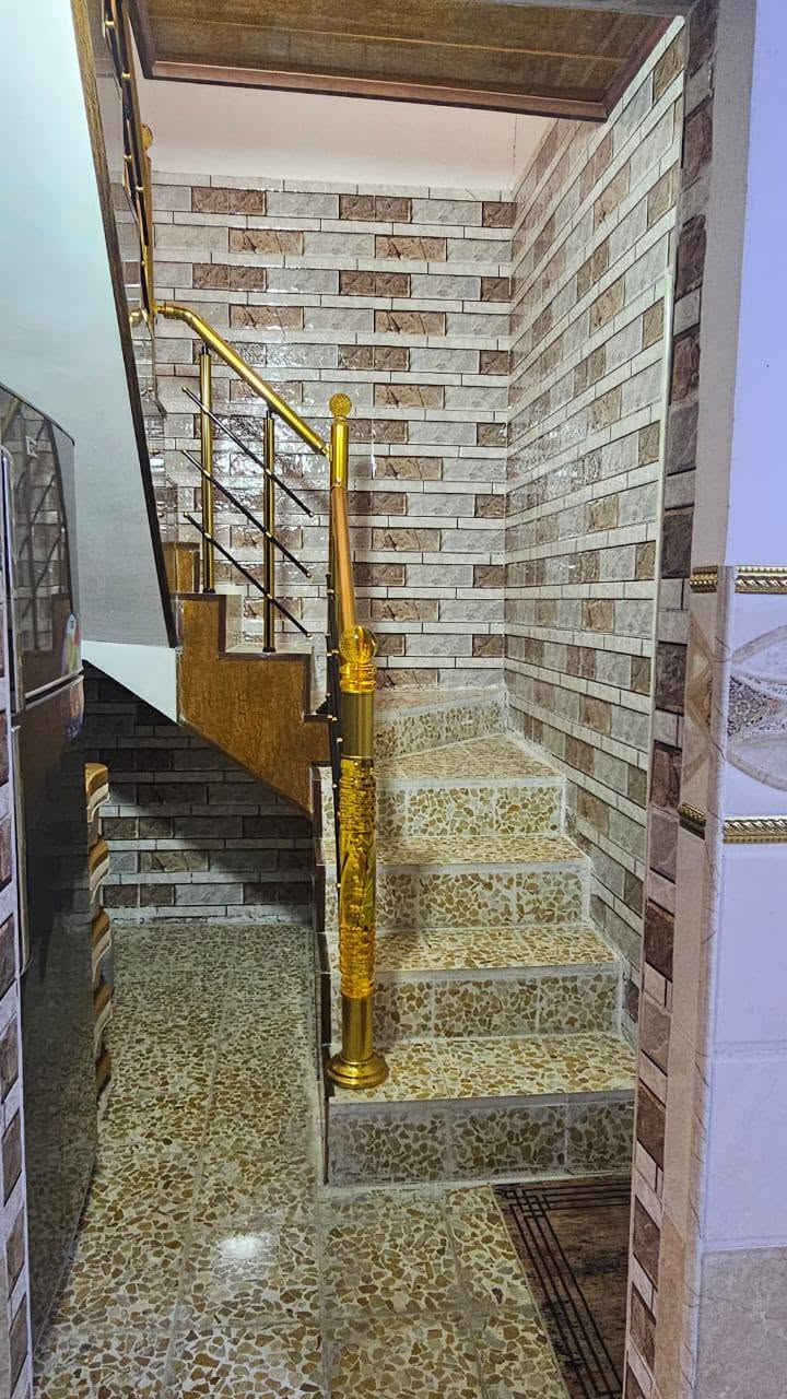 دار للبيع حي الملايين الثانية قرب مخزن السيراميك طابق ونص كامل فول مساحه 100متر 3غرف نوم واستقبال وهول وسط ومناور ومشتملات داخل وخارج ومطبخ وكراج وبي وصل بلدية الاتصال ***********. السعر 80وبي مجال بسيط
