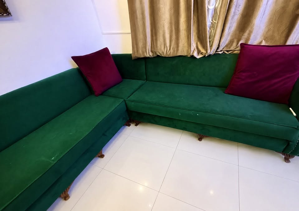 -ديوان 10 مقاعد
-لون زيوني 
-عملي جداً يتحمل اوزان ثقيله
- عيوب فقط بالزاويه بسيطه ( خربشة قطه )
-سعر 300 بي مجال 
-للشراء ***********
