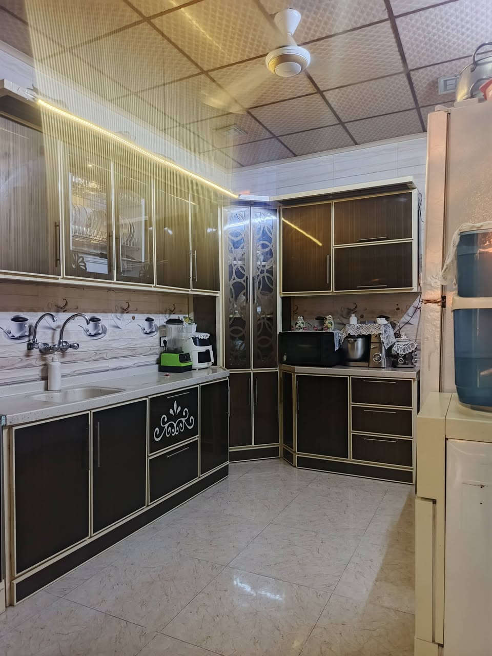 🏠 للبيع داران سكنيان توائم – حي فلسطين
📍 الموقع: حي فلسطين – منطقة 95، قرب مولدة الجبوري
📐 المساحة: 150 متر مربع
🏡 الطابق: طابق واحد
📜 الملكية: ملك صرف
🔹 يتكون الدار من: • غرفتي نوم
• هول
• غرفة استقبال
• مطبخ
• صحيات
• كراج واسع

الدار الثاني نفس الخريطة و نفس التصميم 

✨ موقع سكني جيد، والدار مناسب للسكن العائلي.
💰 السعر: خاص عند المالك
📞 للتواصل والاستفسار:
***********
***********
