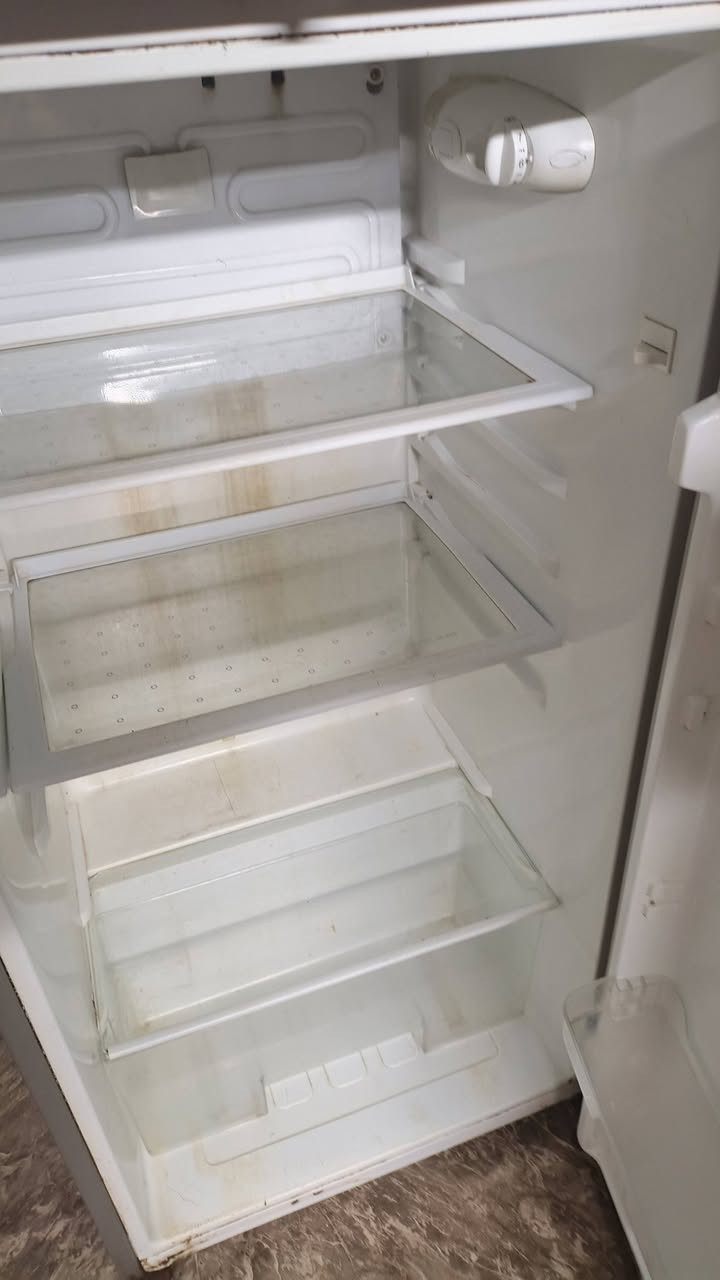 ثلاجه نضيفه وتبريدهه يخبل للبيع شركت الحافض موجود موصفاتهه للبيه سعرهع 125 مكاني بغداد جسر دياله ***********
