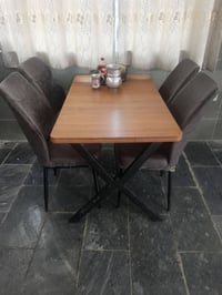 طاولة طعام • استعمال قليل • من مطعم