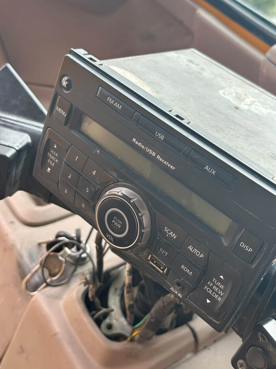 سلام عليكم سماعات ومسجل كامل كلشي مابيهن شغالات صندوك نضيف مدوشم سعرهن ٧٥ وبينه مجال للتواصل ***********
