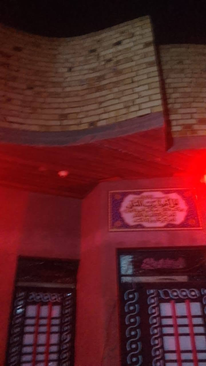 السلام عليكم بيت لبيع مساحه 200يتكون من غرفه عدد2وهول ومطبخ ومدخل ودوانيه ودرج وساحه  بيت شغل درجه اوله ع طريق العكيكه سايدين  من محطه اغار ابو جميل جخور بكاع ال طعمه شراي يتصل ع هاذه رقم 
***********
