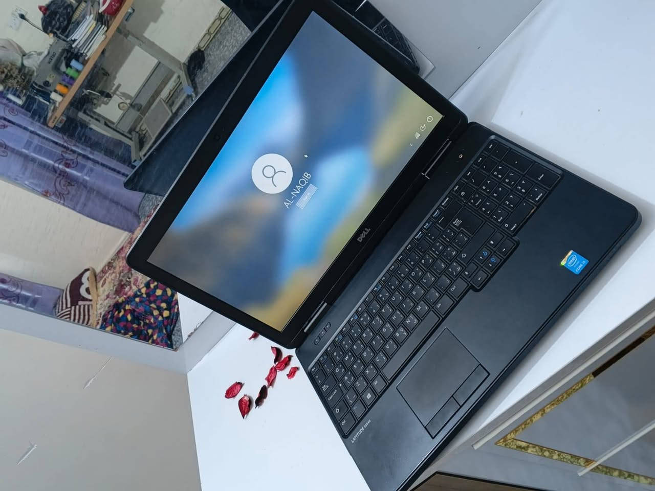 حاسبة dell الجيل الرابع
كوراي 5 ذاكرة 256
نظيفة جدا مع الشاحنة 
السعر 265 وبيها مجال
للاستفسار. *********** واتساب

