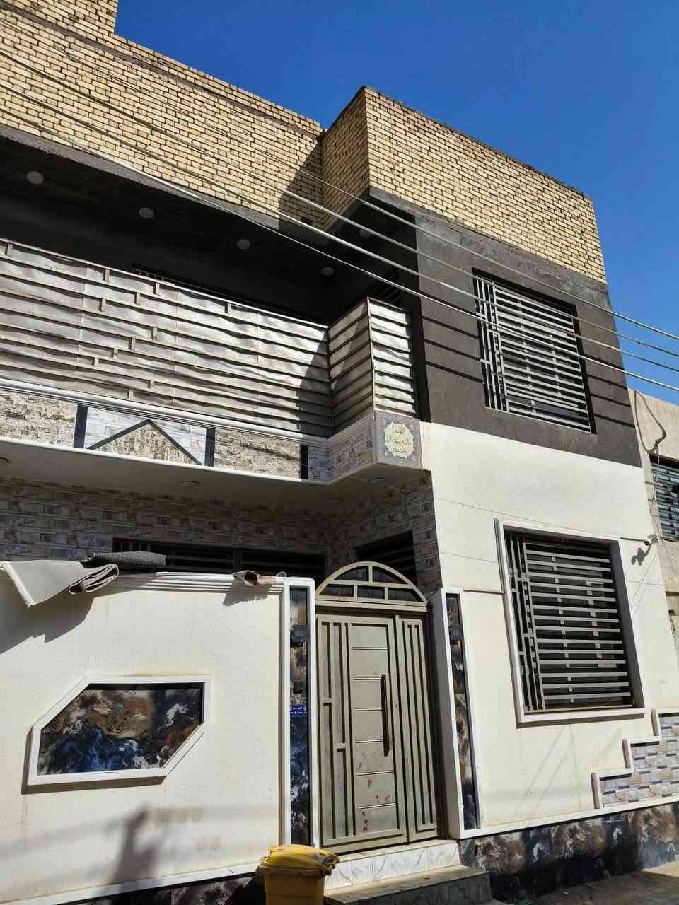يالله دار للبيع بحي العسكري قرب سوك الصالحيه مساحه 100 متر ركن يتكون خمس غرف نوم صالتين ومطبخ واستقبال أو صحيان لاستفسار واتساب ***********
