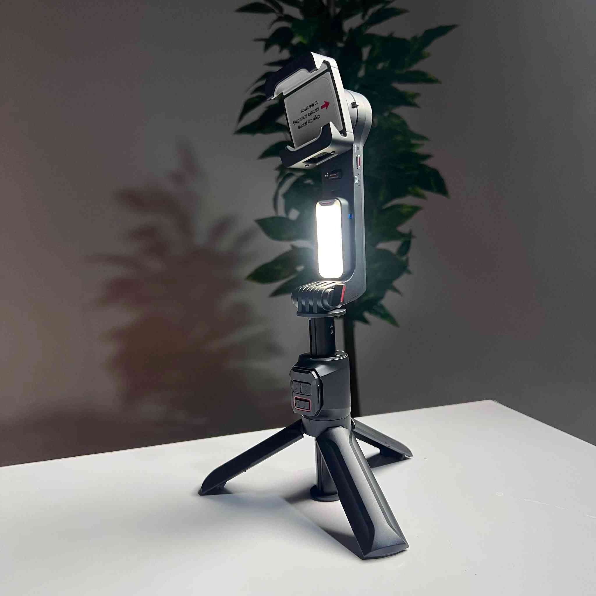 جيمبال جيبي A10 لتثبيت الهاتف مع إضاءة LED وريموت بلوتوث وحامل ثلاثي

(((((⭐️⭐️⭐️ اقرأ التفاصيل اولا و السعر بالاخير وتوصيل متوفر ⭐️⭐️⭐️)))))

• جهاز جيمبال محمول لتثبيت الهاتف أثناء التصوير، يجمع بين التثبيت، عصا السيلفي، الحامل الثلاثي، وإضاءة LED في تصميم قابل للطي.

• مزود بريموت كنترول لاسلكي عبر البلوتوث للتحكم بالتصوير عن بُعد.

• يحتوي على عصا تمديد مدمجة بطول يصل إلى 39.6 سم لزيادة مدى التصوير.

• يعمل كعصا سيلفي وحامل ثلاثي (Tripod) مدمج للاستخدام على الأسطح المختلفة.

• يدعم التبديل بين التصوير الطولي والعرضي (Portrait / Landscape).

• يوفر وضعي FPV Mode و Lock Mode مع إمكانية تنفيذ حركة Inception باتجاهين.

• مزود بإضاءة LED قابلة للتركيب في الجهة الأمامية أو الخلفية حسب الحاجة.

• الموديل: A10
• النوع: جيمبال هاتف محمول (Pocket Gimbal)
• الوزن: 286.5 غرام
• الأبعاد عند الطي: 167.5 × 86.5 × 63.5 ملم
• الأبعاد عند الفتح: 306.5 × 68 × 63.5 ملم
• طول عصا التمديد: 39.6 سم
• مادة التصنيع: ABS
• نوع البطارية: Lithium
• سعة بطارية الجيمبال: 800mAh
• سعة بطارية إضاءة LED: 500mAh
• منفذ الشحن: Type-C
• جهد الإدخال: 5V
• تيار الإدخال: 1A
• مدة الشحن: 150 دقيقة

محتويات العلبة:
• جهاز الجيمبال A10
• ريموت كنترول بلوتوث مدمج وقابل للإزالة
• إضاءة LED
• حامل ثلاثي مدمج (Tripod)
• دليل الاستخدام (User Manual)

السعر (( 55 الف و التوصيل متوفر لجميع المحافظات))
