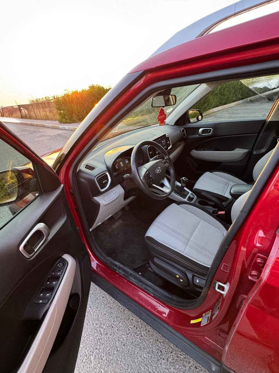 🚗 للبيع: هيونداي فينو (Hyundai Venue) موديل 2023 - فول مواصفات 🚗
سيارة قمة بالنظافة، اقتصادية جداً، ومجهزة بجميع مواصفات الراحة والأمان، جاهزة للاستخدام والتحويل المباشر.
​أبرز المواصفات:
​الموديل واللون: 2023 - أحمر مميز.
​المحرك والقير: 4 سلندر سعة 1.6L اقتصادي جداً مع قير أوتوماتيك ناعم.
​الشاشة والتقنيات: شاشة وسطية تدعم آبل كاربلاي وأندرويد أوتو + عدادات ديجيتال بالكامل.
​المقصورة: مقاعد جلد وقماش مميزة بحالة الممتاز.
​أنظمة الأمان: تنبيه النقطة العمياء، نظام كشف المسار، مانع تصادم، وكاميرا خلفية مع خطوط توجيهية.
​الإضافات: تشغيل بصمة، دخول ذكي، ويل أوفر 17 إنش، سكك سقف، ومثبت سرعة.
​الحالة والضرر:
​صبغ بنيد فقط (حادث سطحي بسيط).
​كفالة شاصي، لغود، وأيرباجات سليمة.
​بشرط الفحص (مكينة، قير، كهرائيات).
​السعر والتواصل:
​السعر المطلوب: 130 ورقة ($13٫000) - وفيها مجال بسيط للجادين بعد المعاينة.
كفالة رقم 15 ورقة.
​المكان: [اربيل]
​للتواصل:‎***********] / يتوفر واتساب.
