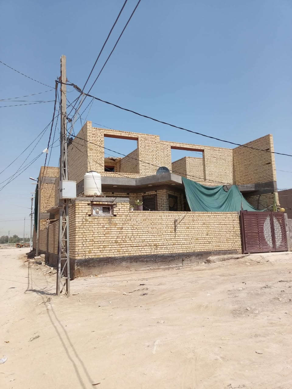بيت 🏠 للبيع
المساحه 200 متر ركن حي الزهراء رقم العقار 10109
غرفتين وصاله ومطبخ واستقبال ومجمع صحيات داخليه وخارجيه ملاحظه البيت حر واذا تريد تسحب سلفه عليه بي معامله اسكان كامله بس ممستلمين مبلغ لحد الان اذا يفيدك القرض كمل اجرائات بسيطه للاستفسار اكثر اتصل على الرقم الثالي 
واتساب 
او اتصال ‏‪***********‬‏ ابو حسين
