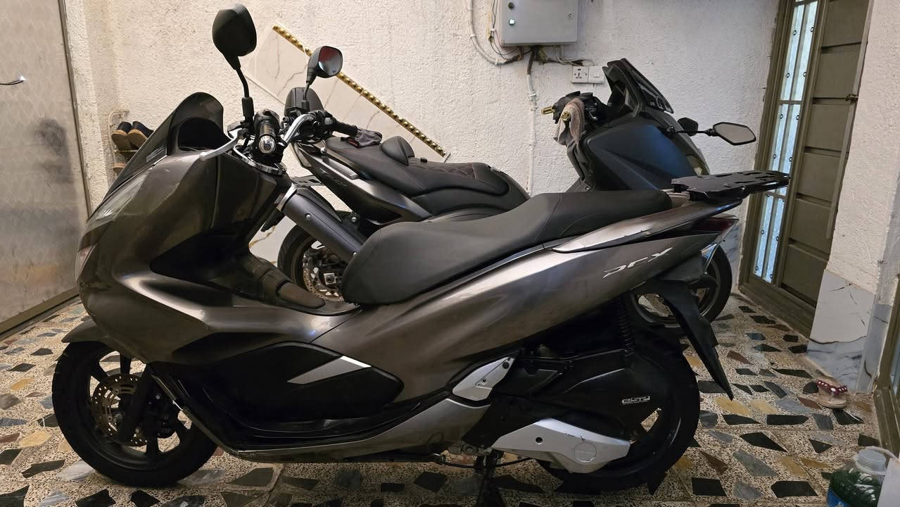 السلام عليكم  .   PCX جيل الثالث ياباني موديل 2020  بصمه 
الدراجه مكفوله كفاله عامه الدراجه مال رمبه كله شغاله حساس زدحام و ستان كهربائي كله شغاله لون فيلي صدفي لون مميز مكينه 125cc           .    ياباني  .  رقم الشاصي  (  JF  )
مكاني بغداد مدينة الصدر السعر على الاتصال 
رقمي  ( *********** )
