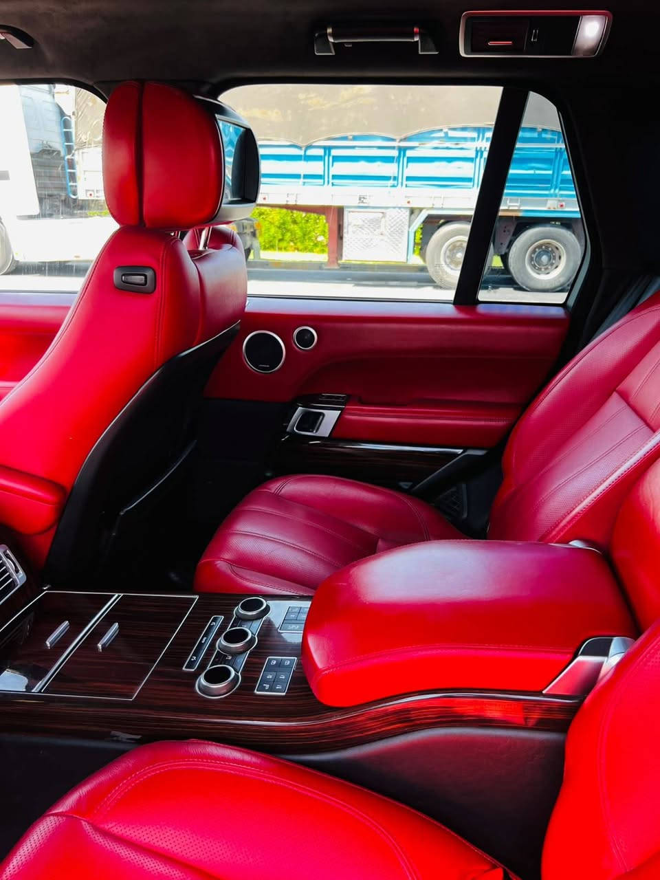 RANGE ROVER
 Vogue
🇬🇧🇬🇧🇬🇧
رانج روفر 
فوك _ اوتوبايغرافي
الموديل ـ 2017 
ماشية 118 الف كيلو حقيقي ❤️
خليجي وكالة سردار 🇬🇧

رقم اربيل بأسمي 
 تحويل مباشر بأسم المشتري

لون ابيض وقمارة اسود 😍 
بلاك ادشن اصل .
داخل احمر vip مميز 🇬🇧🇬🇧
كشنات منفصل 
السيارة بيها جاملغ خلفي 
صبغ اثر شخوط 
باقي السيارة مكفول و
بدون كل نواقص 
بيها ادامة كاملة  

مواصفات كاملة 🇬🇧🇬🇧
=========
🛑 داخل احمر مميز
🛑 كشن خلفي منفصل Vip
🛑 بانوراما
🛑 دوسات كهرباء
🛑 ابواب + صندوك + مري شفط
🛑 رادار 
🛑 كامرات 5 + بصمات 5 
🛑 شاشات عدد 3
🛑 اوتو بارك
وباقي مواصفات كثيرة ...🇬🇧

مكان السيارة بغداد
للأستفسار 
 
***********
سلام رانج روفر 

@الجميع
