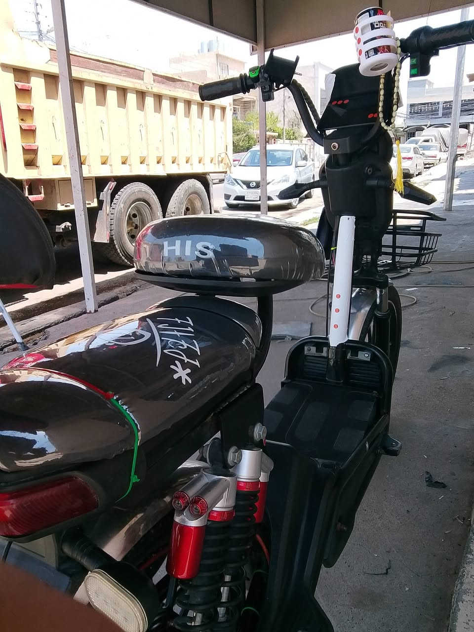 ماطور شحن للبيع
كلو شغال شرط 💯💯
لايت اشاير يمين يسار و خلاط💯💯
تايات جدد 💯💯
عقل اصلي مالت💯💯
باتريات انضاف ماتعبانين 💯💯
شاحنة موجوده 
النضافه كدام العين
مكاني موصل الجديده قرب دوره عبو ليسي 
السعر خاص 👋🫰
***********
