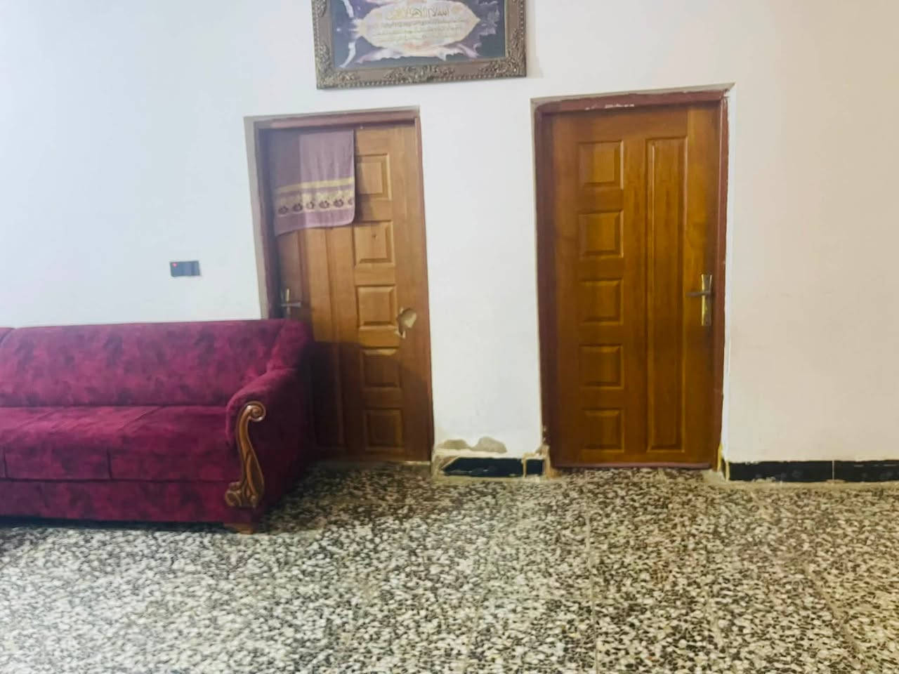 السلام عليكم من رخصه مدير الكروب بيت للبيع مساحته ٢٠٠متر البيت يتكون من أربع غرف واستقبال وصاله ومطبخ وترك وراء البيت البيت قاط ونص تقاطع النهروان منطقه الجوادين قرب القريه النفطيه رابع فرع عن الشارع العام خدمات كامله مي وتبليط كهرباء وسحب ذهبي استفسار على ارقام التأليه ***********/***********
