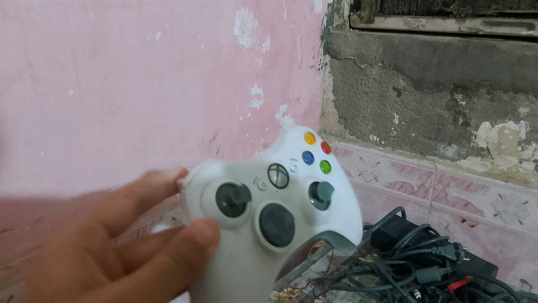 اكسبوكس 360ل
يجي منصب اكثر من 15 لعبه منها ( gta حياة واقعيه/ماينكرافت/بيس2021/فيفا2018/ call of deoty/red dead 
التفاصيل

 اولا الملحقات كامله
ثانيا تجي وياه يده اصليها نقصها فقط بطاريه سعرها الفين الف
ثالثا تجي وياه هدايا  (ماوسات + كيبورد) 
سعر 100 وبيه مجال تواصل 
المكان الناصريه اريدو افران صمون السلام قرب مجمع ازياء الشاكرين 
التواصل
***********