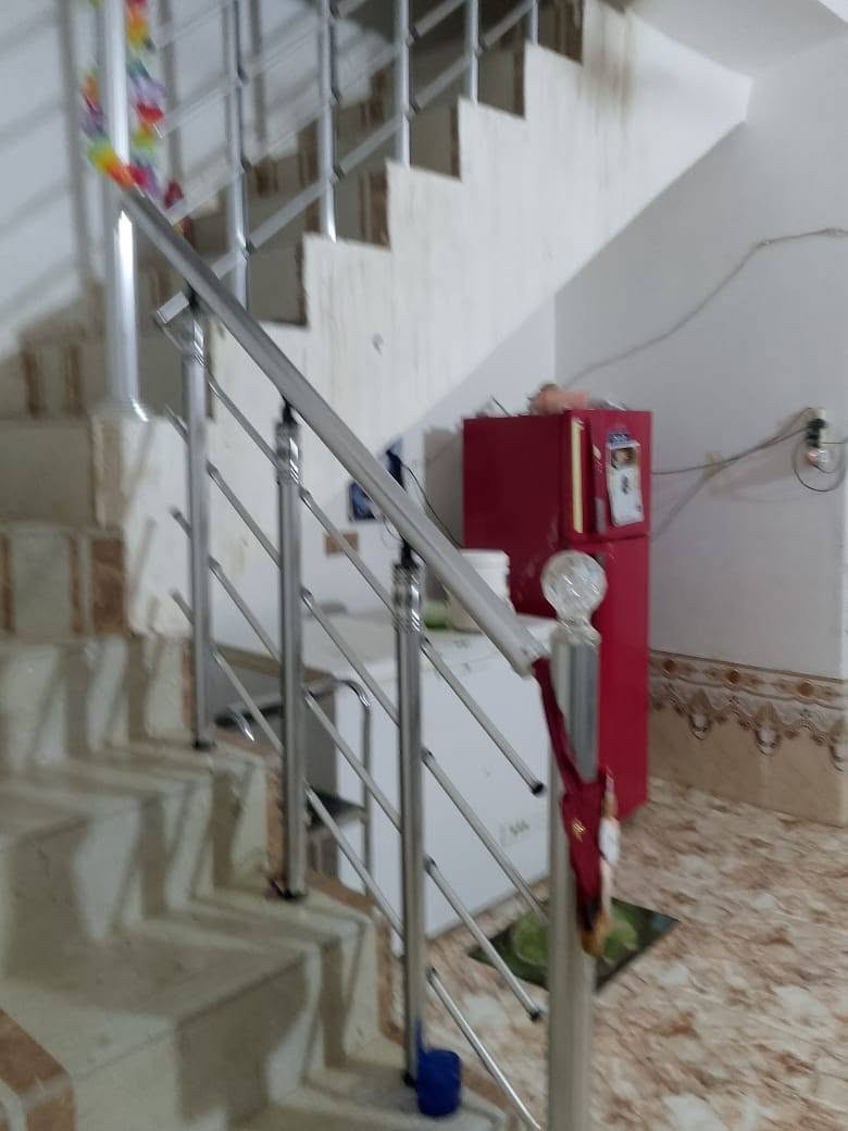 بيت باتضحية شارع العياده قرب صيدلية فدك 100 متر بناء حديث خلفي غرفة نوم واستقبال صاله مطبخ حمام منور طابق واحد ***********
