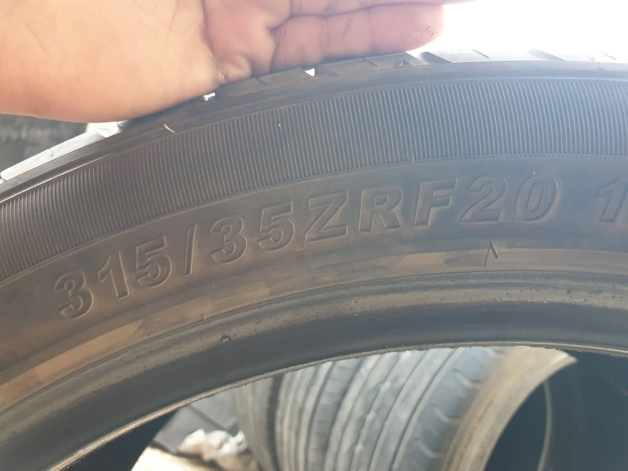 السلام عليكم شباب 

⚜ تايرات زوج نص عمر 275/40/20 
⚜ تاير تك 225/65/17 
⚜ تاير تك 315/35/20 
🚕 توصيل لكل المحافظات ✅
📍مكاني صلاح الدين _ الدجيل 
📞 *********** واتساب 
📞 *********** اتصال
