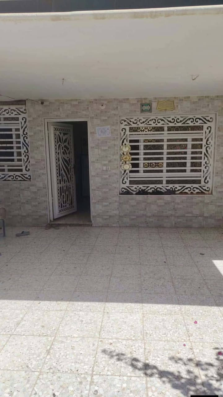 يا الله عرضنا لهذا اليوم للبيع بيت طابو صرف   مساحه 200  متر 
 طابق واحد يحتوي على غرفتين 

سعره 200    وبيه مجال جدا بسيط 

 الموقع  بابل  شارع السلام قريب جدا على كراج الموحد 

للاستفسار الاتصال على الرقم ***********

نص مكتوب في الصور:
- @user982412595822982
