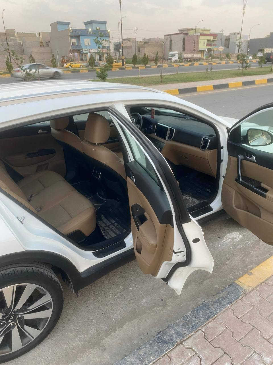 كيا سبورتج موديل ٢٠١٩ 
رقم بغداد باسمي مشروع وطني احولك من الموصل

سيارة اخذتها زيرو ومشيتها ١٥٠ الف كيلو

مكفول من كل النواحي بدون ضرر بدون صبغ

تبريد +محرك +كير+تحويل شرط

سيارة نظيفه ومثل الصور واحلئ
موصل حي المزارع 
سعرها ١٧٧ قفل
***********
