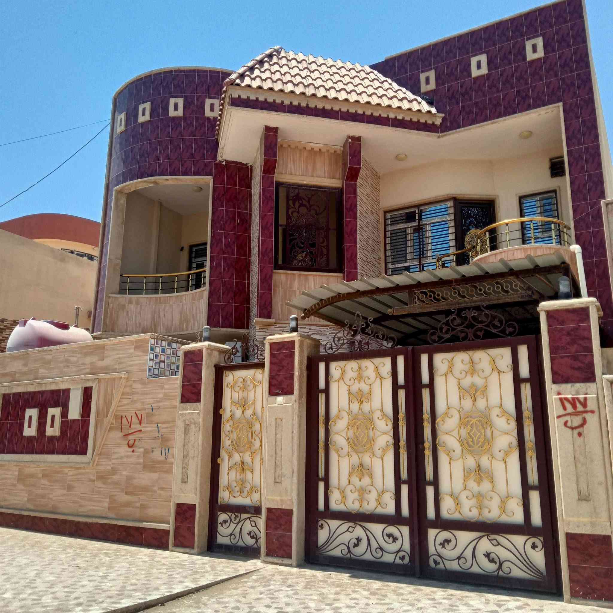 عروض مكتب انوار الخير
دار للبييع على شارع تلكيف 
مساحه ٢٤٠ متر طابقيين
طابق الول استقبال ومطبخ وهول
وغرفتيين نوم وصحيات
طابق ثاني ٣ غرف نوم وهول
وصحيات 
طابق ثالث غرفه وبيتونه
دار فارغ استلام فوري
***********
***********
