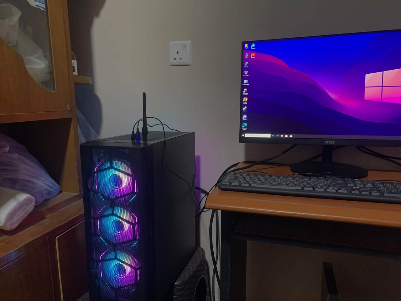 للبيع: سيت أب PC قيمنك متكامل (كيس + شاشة)
المواصفات:
 المعالج: Core i7 6700
 كارت الشاشة: RX 580 8GB
 الرام: 16GB 3200Hz FURY
 التخزين: SSD 480GB Full Speed
 المذربورد: B250 PLUS DDR4
 الباور سبلاي: 600W HUNTKEY
 الكيس والتبريد: كيس 4 مراوح RGB + مبرد معالج AG400 RGB Tower

 الشاشة: MSI حجم 24 (IPS - 75Hz - 5ms)

اذا تريد الكيس وحدة هم موجود
ملحقات الكيس ماوس + كيبورد + هيدفون + مايك + كارت صوت v8

******
متوفر كروت شاشة
1050ti مجدد
Rx580 8gb اصلي بي مشكلة خط بالشاشة اثناء تثبيت التعريف بدون تعريف يشتغل طبيعي 

للتواصل خاص او واتساب 
***********
متوفر توصيل لجميع المحافضات

