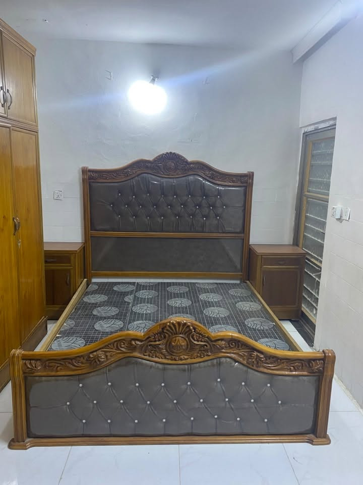 الغرفه للبيع 🛏️ صاج عراقي الاصلي نضيف جداً
1- متكونه من جربايه 2 نفر 
2- كومدي عدد 2 
3- كنتور 5 باب مع الملحقات
4- زاويه كنتوريه 2 باب
5- ميز 2 باب مع رفين 
6- ميز مرايه كبير مع بابين 
الأتصال على الرقم *********** يوجد واتساب او رصيد📍سعرها مناسب بالنسبة للغرفة لأن نضيفة كلش
