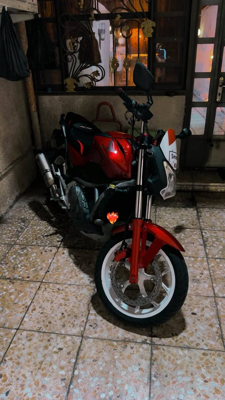 السلام عليكم ❤️
 للبيع هوندا nc700s 2013 ❣️
رقم و سنويه ميسان انكليزي مشروع وطني وين متريد احولك 

الدراجة ما شاء الله عروس معتني بيها كلش و بحالة الشركه 
عليها ادامه كامله حته للبرغي (نوزلات جدد ، بلكات BOSCH جدد ، مجاول جدد ، الثروتل (الجويتر) بحالة الوكاله ، باتري جديد ، فلتر شوته ، فلتر بانزين ،  تانكي يلمع ، ادامه لمنضومة التبريد و المي كامله يعني الراديتر بالجيس ، ادامه لمنضومة البريك كامله ، دسكات امامي و خلفي جديد و بعد اكثر معتني بيها ) 
نوع الزيت المسخدم Addinol full synthitic🩵
نوع سائل التبريد Eurol💚
نوع زيت البريك LIQUI MOLY💙
و شرط الزيوت ما اجيبها اذا مو من الشركة 
بانزين كله محسن لو سوبر 🧨
تخم تاير جديد Scorpion Attack 
الإضافات الي عليها 👇🏻
اكزوست اكرا اصلي صوتها كلش حلو و البلاديه موجوده ❤️
عدسه زنون ام المروحه ❤️
يدات رياضيه مريحه ❤️
يدات بريك رياضيه ❤️
لدات مخفيه بلون احمر اسفل الدراجه ❤️
اشاير BMW لد (اشاره لكزز + لد احمر ترحيبي + ثابت)❤️
كشن تصميم خاص من المبدع cover bike 🧨

شباب الدراجه مصروف عليها كلش هواي بس الكشن ب 150 الف 🧨 و متعوب عليها اكثر  بعد و ابد ما متعوبه ماشيه 55الف 

شباب الدراجة نازله من السنتر و حالياً عارضها للبيع مكاني زيونه 
سعرها 40 $ و بيها مجال للطيبين رقمي *********** مابي واتساب و *********** بس واتساب 
اعتذر على الاطاله ❤️
