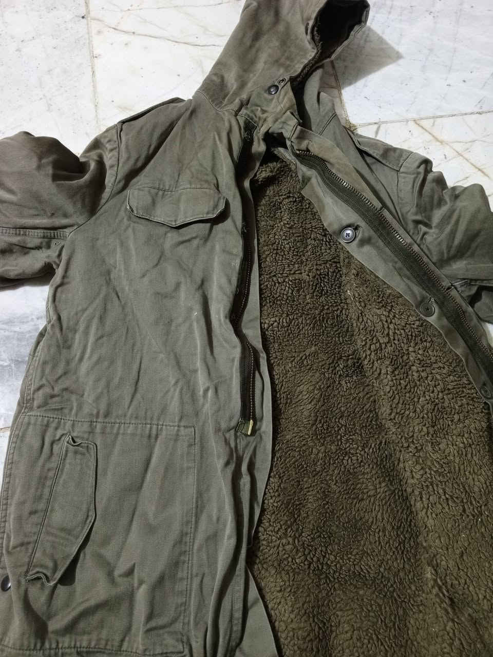 السلام عليكم قمصلة للبيع العسكرية القديمه داخلها فرو الاصلي نضافه 100/95 يوجد توصيل كافه محافضات العراق ***********
