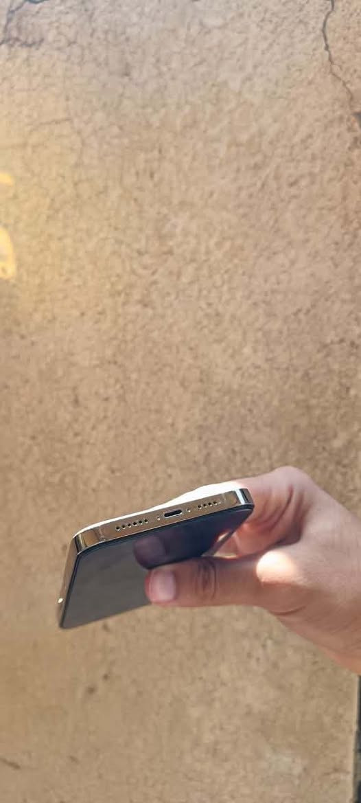 سلام عليكم ايفون13 برو ماكس
ذاكره 512 
بطاريه 82 جهاز مبدل شاشه وضهر  
شوف العين كلش نضيف الجهاز 
سعره 550 مكاني هارثه كرمه علي 
تواصل ***********
