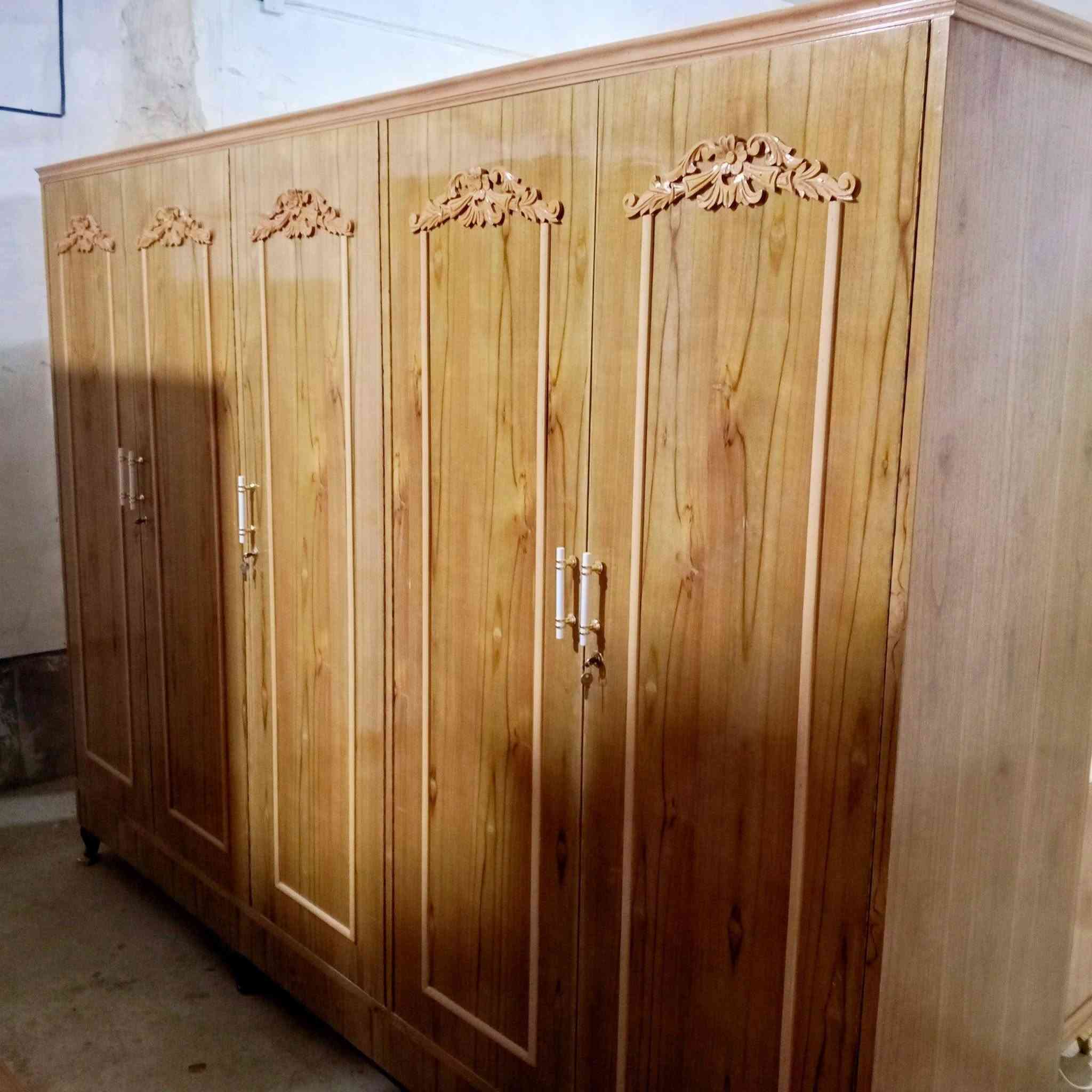غرفة نوم مستعمل قليل جداً وشغل ثقيل جداً كلها خمس ملم نظافة فول العنوان حسنكوي مقابيل اعدادية تلعفر نجارة الأمين للاستفسار ***********
