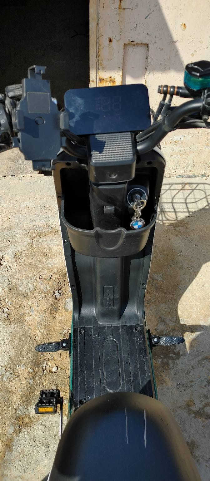 دراجة شحن للبيع نضيفة كلش استخدام قليل ناعمة بالمشي والطسة كهربائيات كلها شغالة بدون نقص لايت عالي وناصي واشاير يمين يسار ودبل اشارة نضام بك ار سرعة ٦٠  اربع نمر بطاريات اربعة كبار الدراجة على وضع الشركة العنوان بغداد الزعفرانية السعر  ٤٥٠  بيها مجال  ***********
