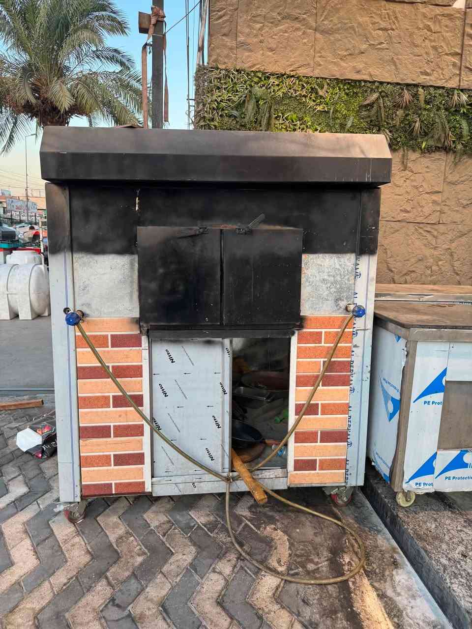 للبيع فرن مع ملحقات بيتزا السعر 2 مليون نضافه 95 % استخدام قليل جدا مكان العامريه الرقم ***********
