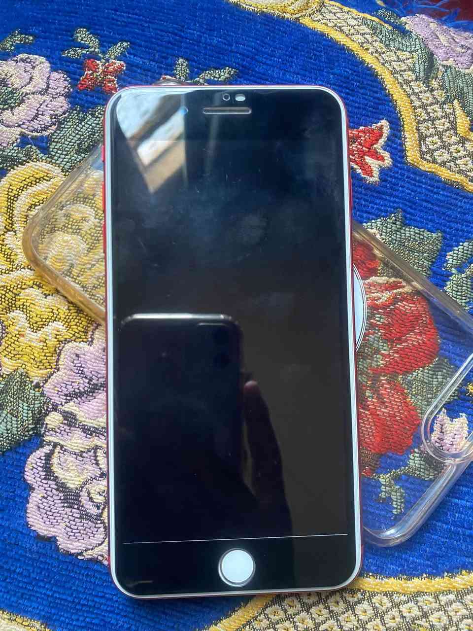 ايفون7 بلاس ذ128 بطاريه78 مبدله الاصليه 
جهاز حلو فقط بطاريه مبدل نضيف نضافه85 بي عطل زغير يتشغل السيمكارت بس مايقبل يتصل يكلي فشل الاتصال 100وبي مجال

نص مكتوب في الصور:
- ٦٣% ١٠:٣٩ ص لا توجد بطاقة SIM عام حول < iPhone الاسم 15.8.8 إصدار البرنامج iPhone 7 Plus اسم الطراز MPQX2LL/A رقم النموذج F2MTDU34HX9G الرقم التسلسلي انتهت صلاحية التغطية سجل تاريخ القطع والخدمة البطارية الخدمة > تجمع Apple سجل تاريخ القطع والخدمة، ويعرض السجل معلومات عن حالة iPhone وتفاصيل إصلاحه. معرفة المزيد... الشبكة غير متوفرة الأغاني
- لا توجد بطاقة SIM 10:59 ص 53% البطارية حالة البطارية رسالة مهمة حول البطارية حالة بطاريتك متدنية جدًّا. يمكن أن يبدل أحد مزودي خدمة Apple المعتمده البطارية لاستعادة الأداء والطاقة القصويين. المزيد عن خيارات الخدمة... الحد الأقصى للقدرة 78% هذا قياس لقدرة البطارية مقارنة بقدرتها عندما كانت جديدة. قد تتسبب القدرة المنخفضة بتقليل ساعات الاستخدام بين عملية الشحن والأخرى. أقصى قدرة للأداء تدعم بطاريتك حاليًا الأداء الطبيعي وقت الذروة. شحن البطارية المحسن