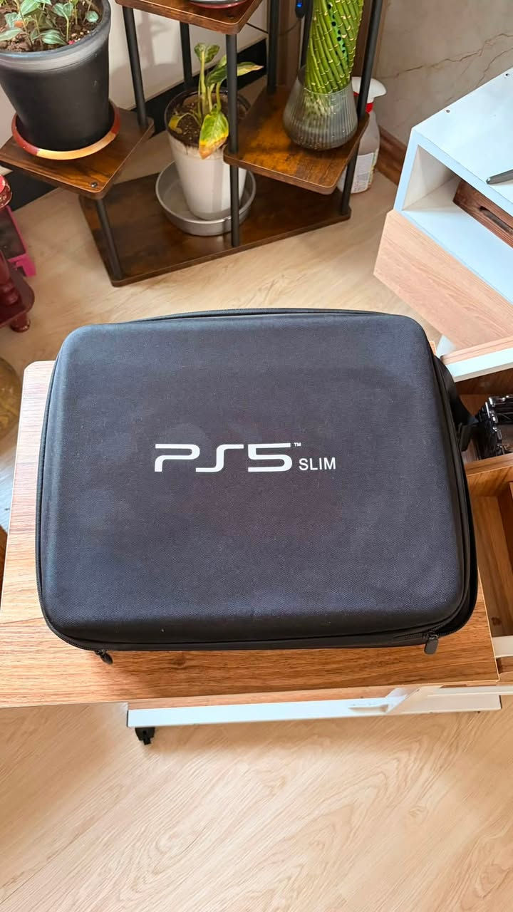 سلام عليكم
للبيع 🎮 PlayStation 5 Slim (نسخة أمريكية)
 الحالة: نظافة 100%، الجهاز وكأنه جديد وخالٍ تماماً من أي عيوب.
 المظهر: الجهاز محطوط عليه سكن مميز بلون بنفسجي فخم جداً.
 الملحقات الأصلية: جميع الكابلات والوايرات الأصلية موجودة كاملة.
 الملحقات الإضافية:
  جويستيك عدد 2 (يد تحكم) أصلية، وكل وحدة عليها سكن مميز.
 فان تبريد خارجي أصلي للحفاظ على حرارة الجهاز أثناء اللعب الطويل.
حقيبة خاصة بالجهاز للتنقل 
 السعر: 930 ألف (دينار عراقي).
 المكان: بغداد - الكرخ.
 رقم التواصل: *********** (متوفر واتساب )
