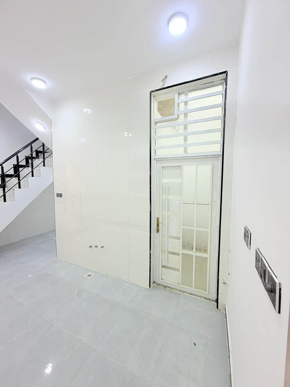 بيت 70 متر للبيع كامل مفتاح
غرفه نوم 1 صاله مطبخ استقبال صحيات 

مكانه 

حي ميسان شارع ٦٠ قرب سكله الكرعاوي 

السعر 

28 

لاستفسار 

*********** // واتساب
