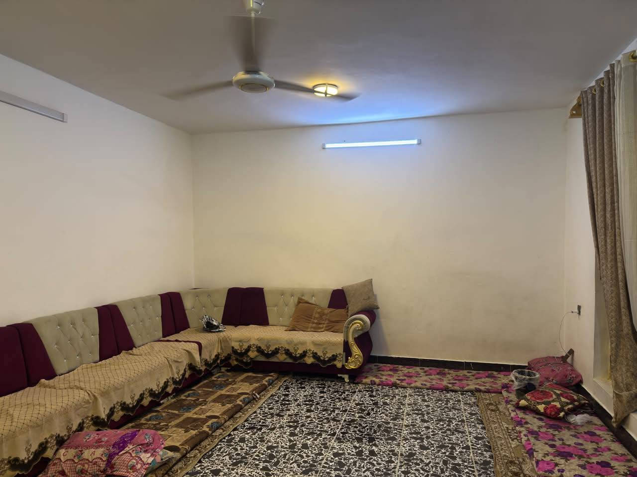 السلام عليكم                                                                  بيت للبيع طابقين طابو صرف ٢٤٠ متر واجه  ١٢ نزال ٢٠ / بعقوبه حي المعلمين طابق الأول غرف منام /  ٢  ستقبال صاله صحيات حديقه جبيره كراج طابق ثاني غرفتين منام صحيات سطح جبير سعر /٢٠٠ /للإستفسار/ ***********/
